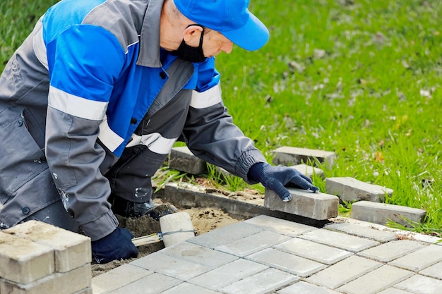 Jak zalać płytę fundamentową, by uniknąć typowych błędów?