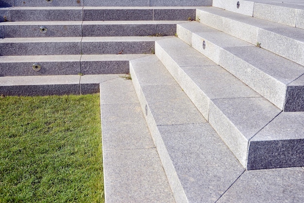 Co na schody zewnętrzne betonowe sprawdzi się w polskich warunkach?