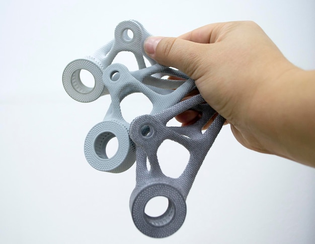 Czy kluczem dynamometrycznym można odkręcać śruby?