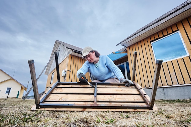 Dom murowany czy z prefabrykatów – co wybrać na swoje potrzeby?