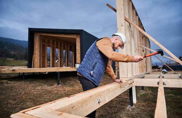 Ile kosztuje dom drewniany szkieletowy i od czego zależy cena?
