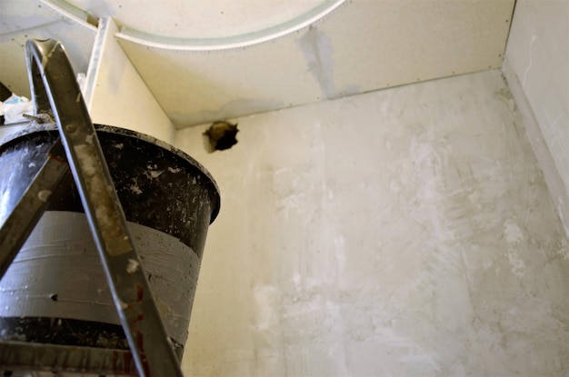 Jak gęsto ustawiać stemple pod strop podczas budowy?