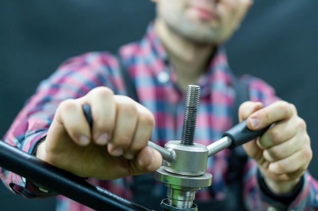 Jak korzystać z klucza dynamometrycznego podczas codziennych prac w garażu?