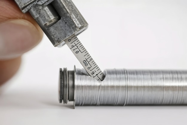 Jak mierzyć śrubą mikrometryczną i uzyskać precyzyjne wyniki?