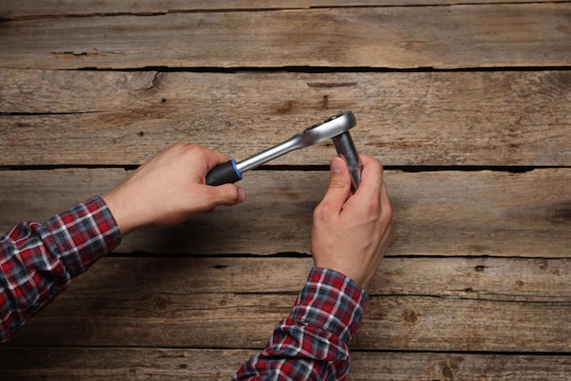 Jak obsługiwać klucz dynamometryczny, by uniknąć błędów?