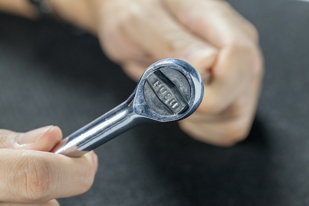 Jak ustawić klucz dynamometryczny na 120 nm, aby uniknąć błędów?