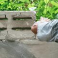 Jak zrobić murek betonowy w ogrodzie?