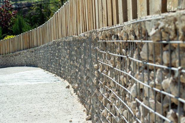 Jak zrobić ogrodzenie z bloczków betonowych, by było trwałe i estetyczne?