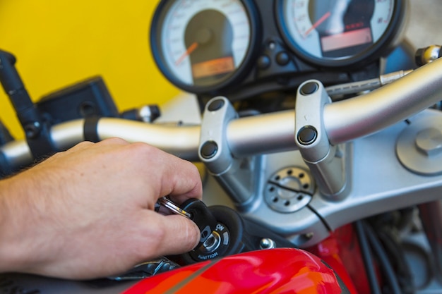 Jaki klucz dynamometryczny do motocykla sprawdzi się podczas codziennych napraw?