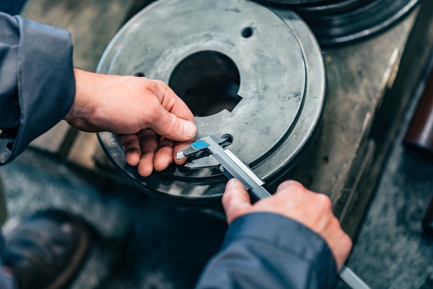 Jaki moment dokręcania śrub kół jest bezpieczny dla Twojego auta?