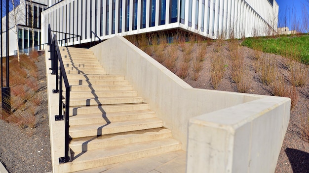 Od czego zależy ile kosztują schody betonowe?