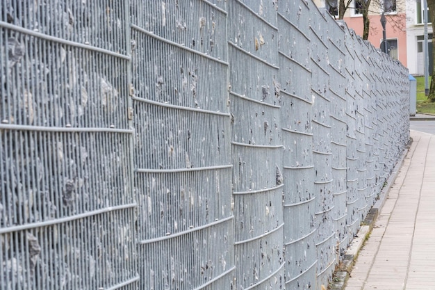 Ogrodzenie panelowe czy betonowe – co lepiej sprawdzi się na Twojej posesji?