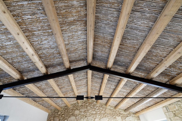 Strop drewniany czy żelbetowy – co wybrać do swojego domu?