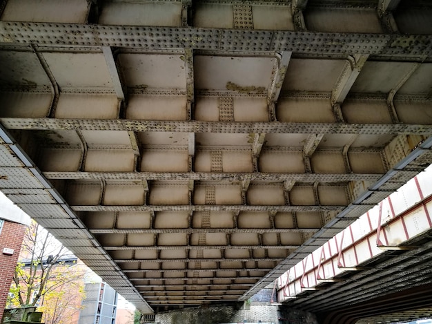 Strop płyta żelbetowa czy teriva – na co zwrócić uwagę przy wyborze?