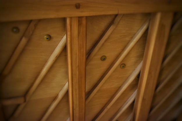 Co na strop drewniany sprawdzi się w codziennym użytkowaniu?