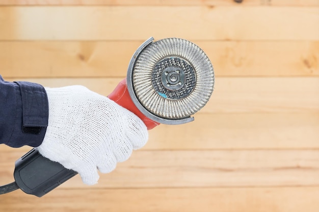 Czym czyścić tarcze do drewna aby służyły dłużej?