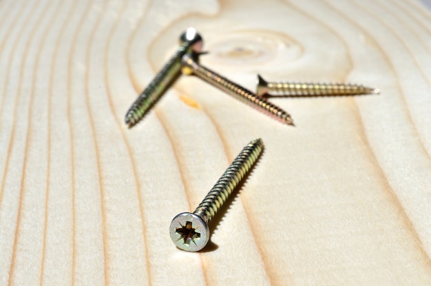 Ile wkrętów na m2 płyty warstwowej warto zastosować?