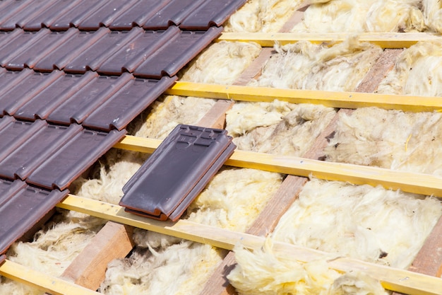 Jak prawidłowo ocieplić dach i uniknąć mostków termicznych?