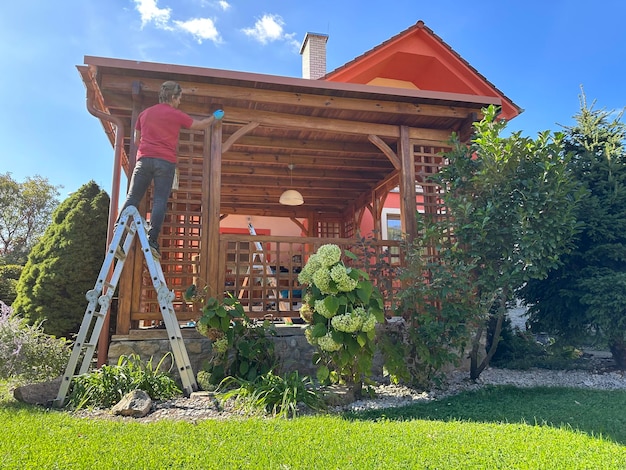 Jak samodzielnie zbudować altanę ogrodową i na co zwrócić uwagę?