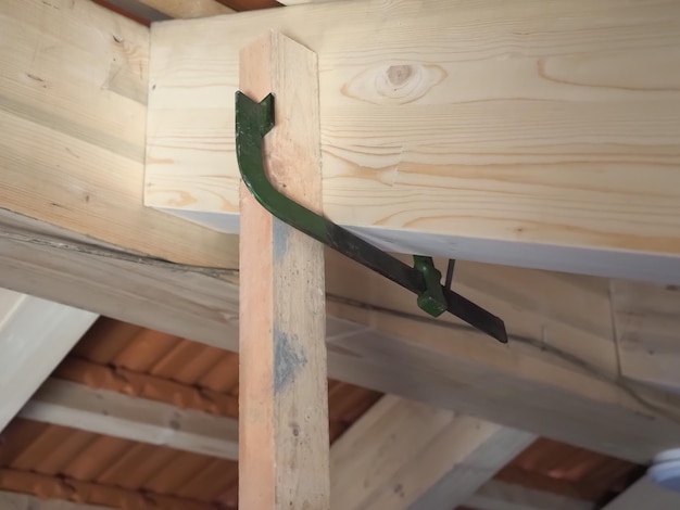 Jak szlifować belki na poddaszu bez uszkadzania drewna?