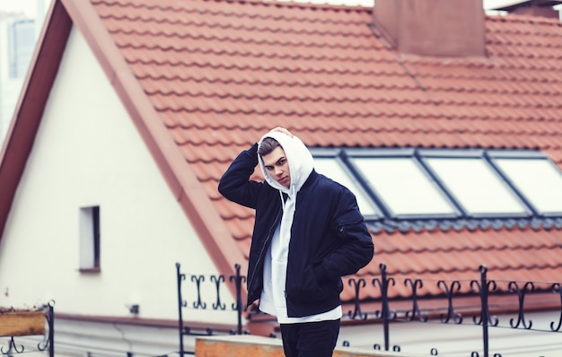 Jak wyznaczyć kąt dachu i dlaczego ma to znaczenie?