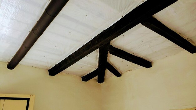Jak zamontować belki stropowe drewniane w domu?