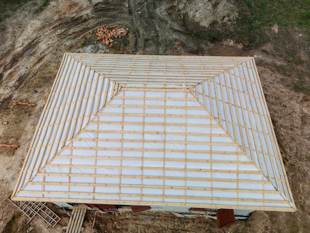 Jak zmierzyć dach dwuspadowy bez profesjonalnych narzędzi?