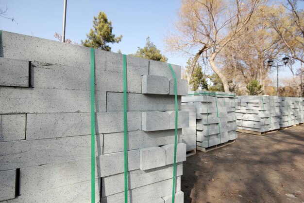 Ogrodzenia betonowe jak montować, by były trwałe i estetyczne?