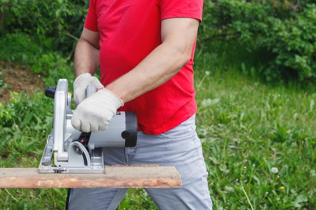 Pilarka tarczowa jak używać bezpiecznie i efektywnie?