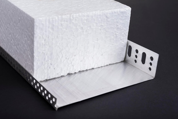 Płyta warstwowa poliuretanowa czy styropianowa – którą wybrać do budowy domu?