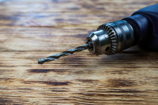 Wiertło HSS co znaczy ten skrót i gdzie znajduje zastosowanie?