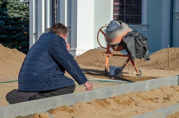 Co powinno się znaleźć pod płytę fundamentową?