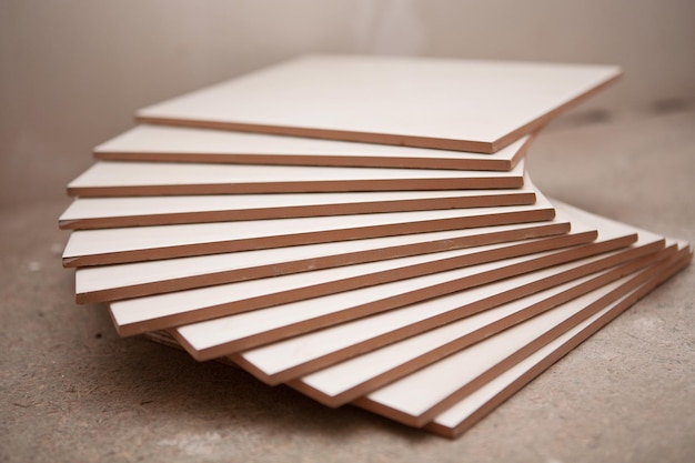 Co to jest płyta warstwowa i gdzie znajduje zastosowanie?