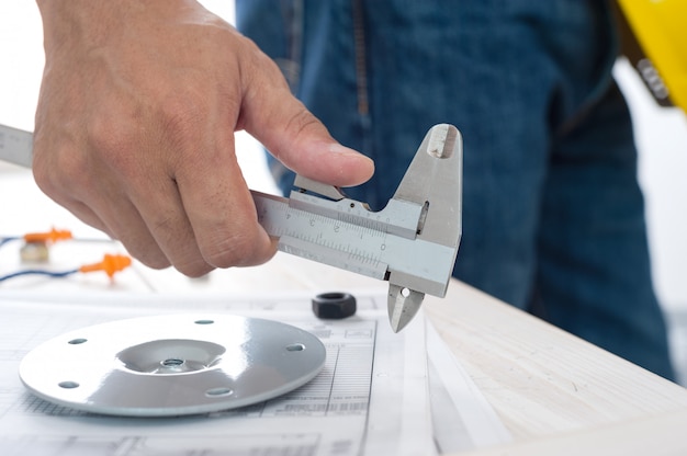 Czym najlepiej ciąć płytę warstwową przy pracach budowlanych?