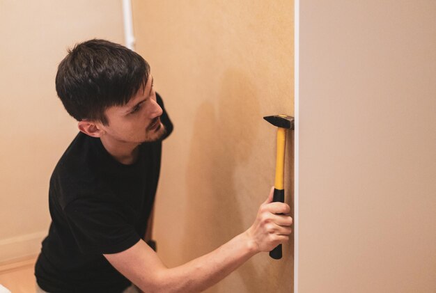 Czym przyciąć panele przy ścianie żeby zrobić to równo?