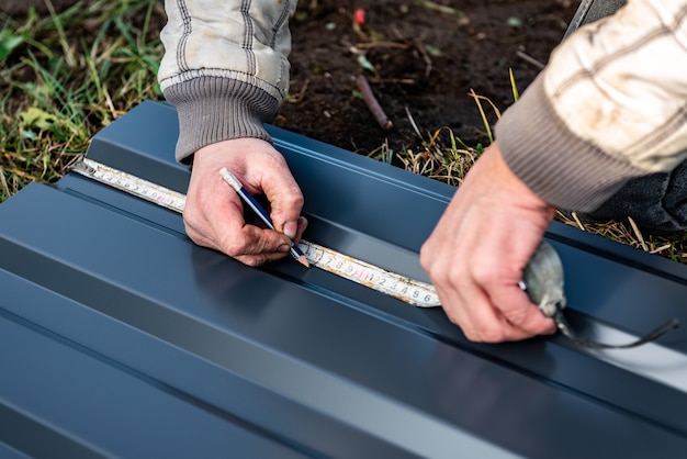 Jak obliczyć ile potrzeba blachy na dach przy różnych kształtach pokrycia?