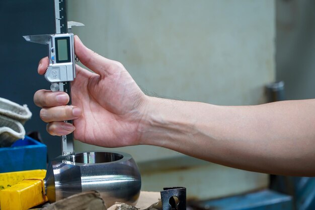 Jak prawidłowo mierzyć mikrometrem w warsztacie?