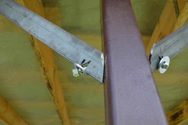 Jak ułożyć belki stropowe, aby konstrukcja była stabilna?