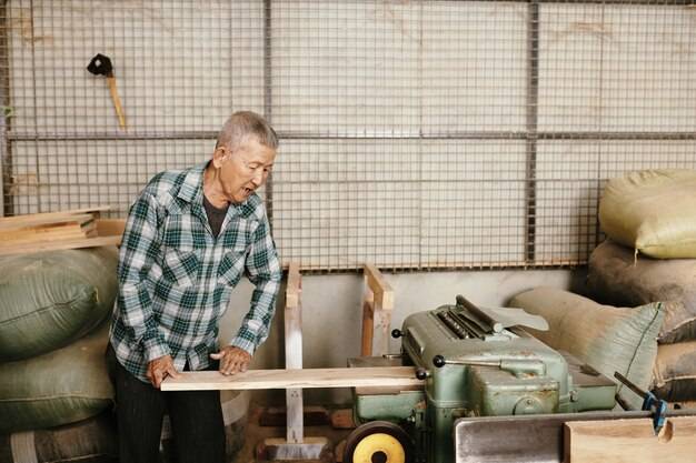 Jak z pilarki ręcznej zrobić stołową do domowego warsztatu?