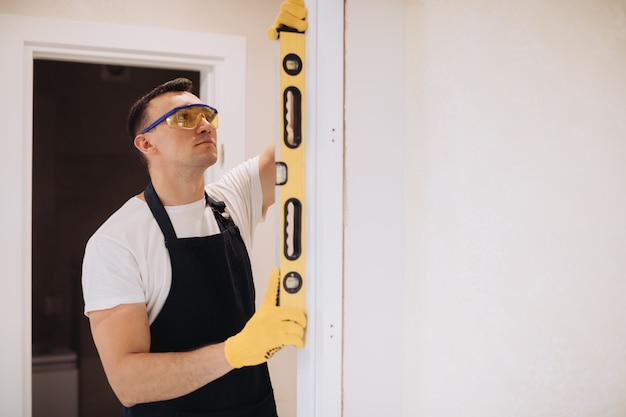 Jak zamontować drzwi w płycie warstwowej?