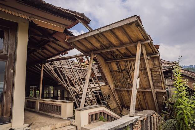 Jak zbudować dach altany aby służył przez lata?