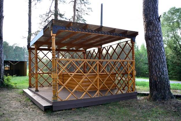 Jak zrobić altanę drewnianą samodzielnie w ogrodzie?