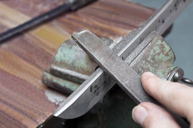 Jak zrobić imadło ślusarskie w domowym warsztacie?