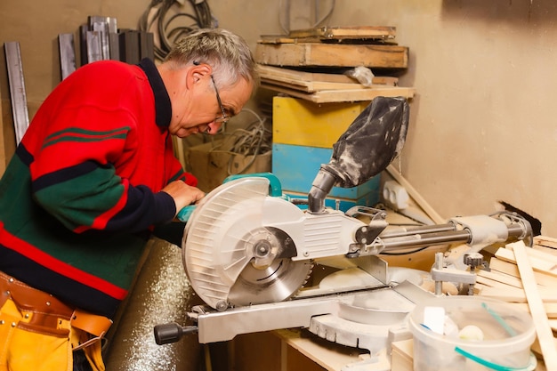 Jak zrobić piłę stołową do drewna w domowym warsztacie?