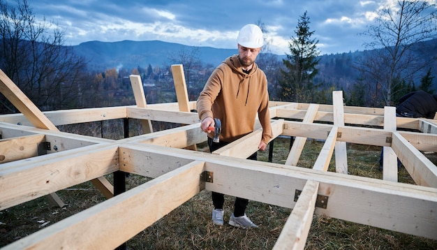 Jak zrobić więźbę dachową dwuspadową samodzielnie?