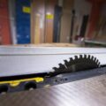 Jaka piła do płyt meblowych sprawdzi się podczas domowych prac?