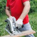 Jaka pilarka tarczowa ręczna sprawdzi się przy domowych pracach?