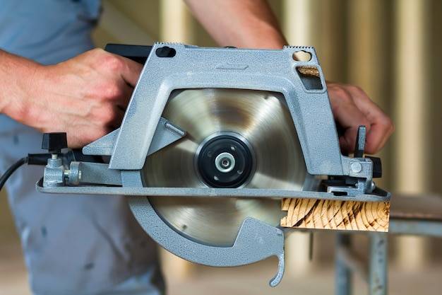 Jaka tarcza do krajzegi sprawdzi się podczas cięcia drewna?