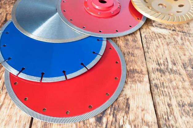 Jaka tarcza do piły formatowej sprawdzi się przy cięciu drewna?