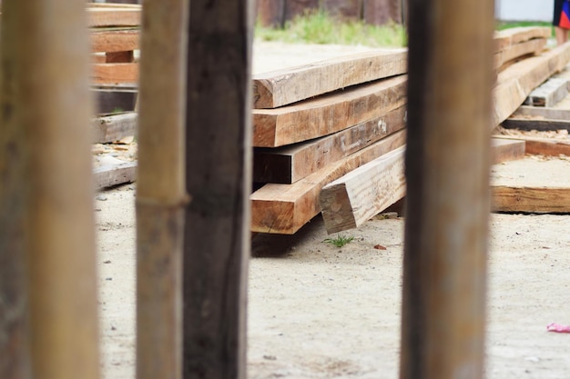 Jakie belki na strop drewniany 8m sprawdzą się w domu jednorodzinnym?